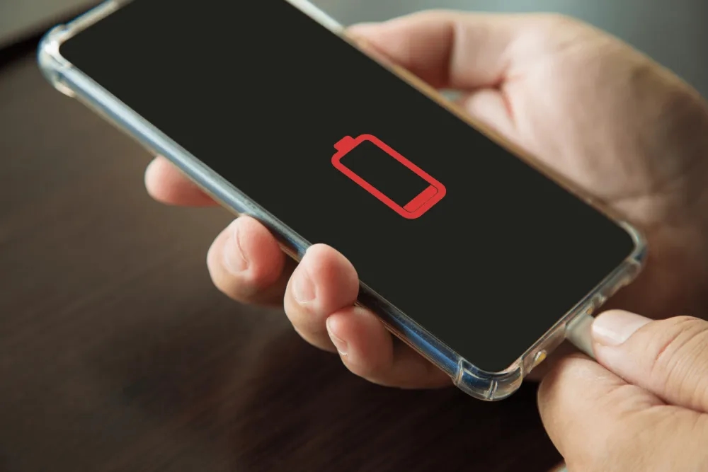 چرا آیفون در حالی که هنوز باتری دارد خاموش میشود؟