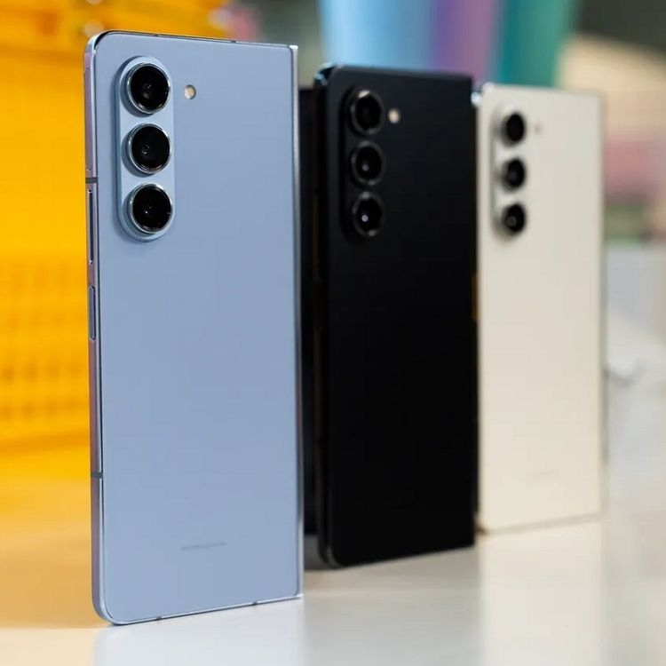 ماکت گلکسی زد فولد ۶ طراحی آن را نشان میدهد