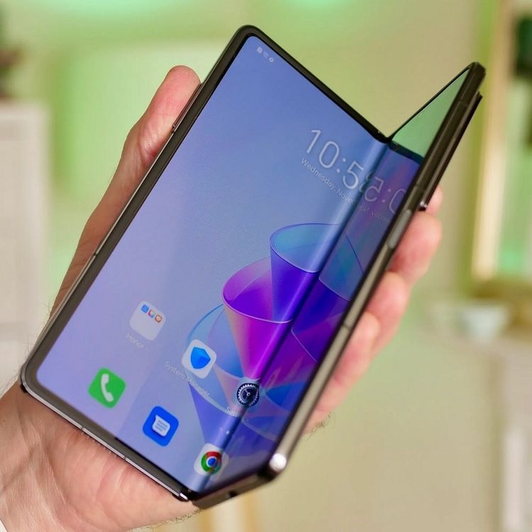 رندر آنر مجیک V فلیپ نمایشگر کاور بزرگ آن را نشان میدهد