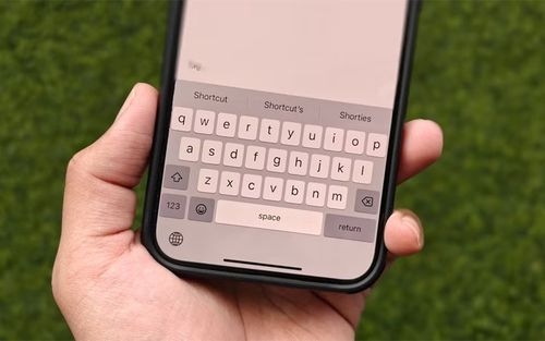 ۸ ترفند حرفهای برای تایپ برقآسا در آیفون