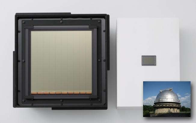 ابرحسگر کانن در سمت چپ، بهکار رفته در رصدخانه کیسو (در گوشه کادر) ؛ حسگر فولفریم دوربین Canon EOS 5D Mark II در سمت راست.