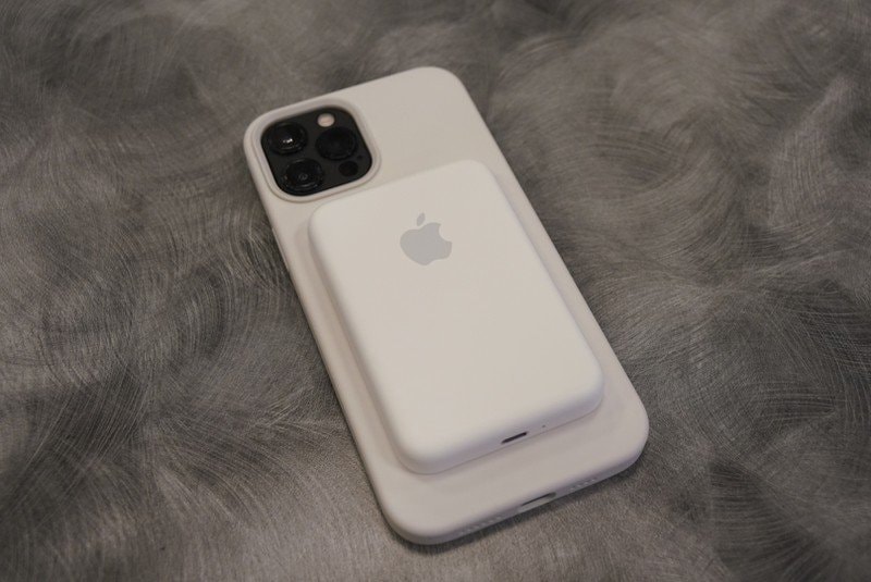 تصویری از مگ سیف باتری پک روی آیفون 12 پرو