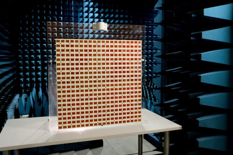 توصیح تصویر: آنتن ساده و ارزان با حسگرهای نوری برای بهبود پوشش شبکه بیسیم (عکس از دانشگاه ITMO، عکاس: کیشیگینا