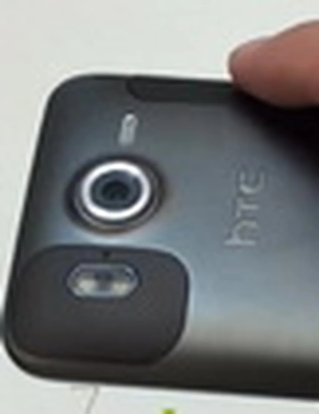 بروزرسانی به نسخه های جدید اندروید برای تلفن های HTC Desire HD و Motorola DEFY