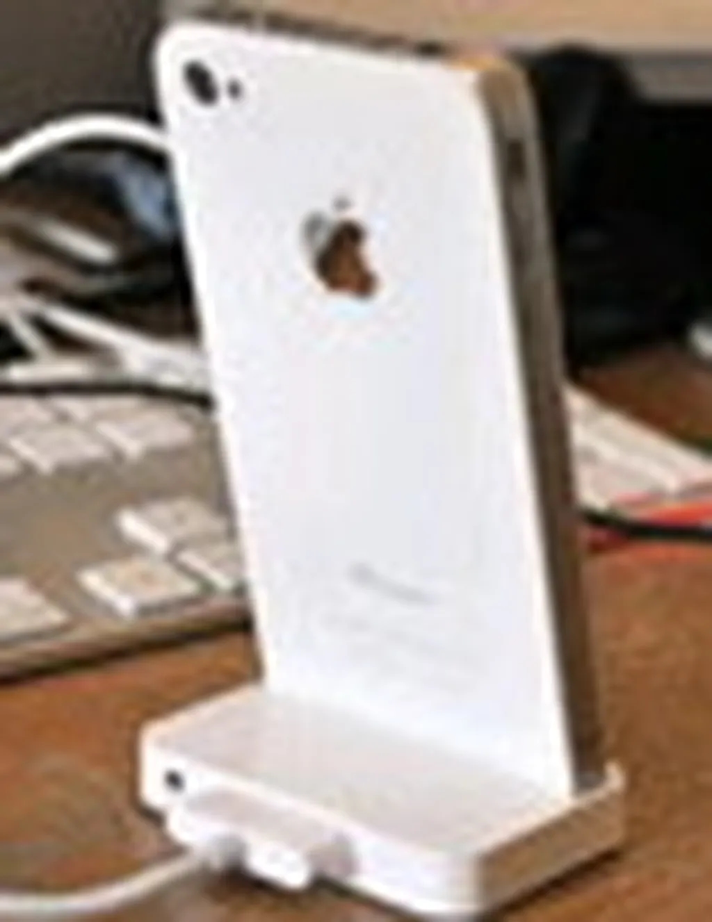 بعد از چند خودکشی در کارخانه ساخت محصولات اپل، ربات ها جای انسان ها را می گیرند