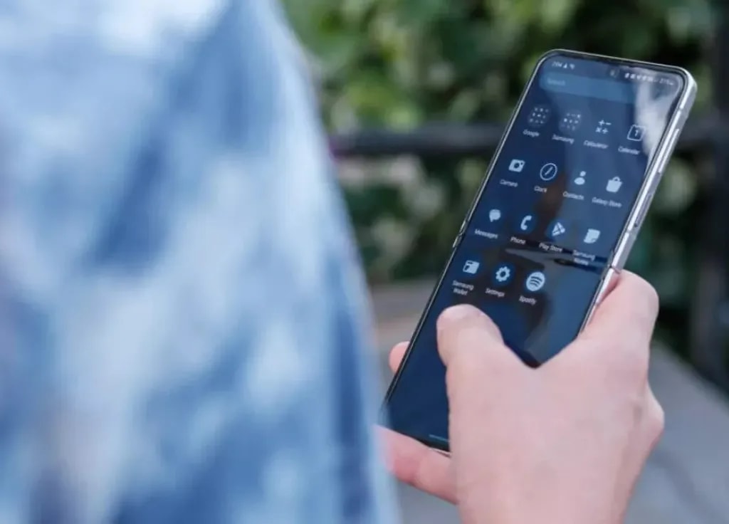 بستن اجباری برنامهها یا استفاده از اپلیکیشن «بستن برنامهی پسزمینه» (App Killer) باعث صرفهجویی در باتری اندروید میشود.