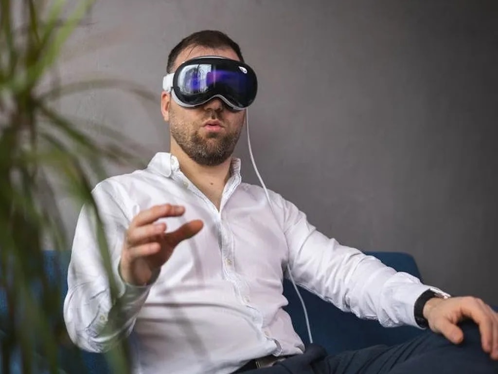 Apple-Vision-Pro-hand-gesture-mid