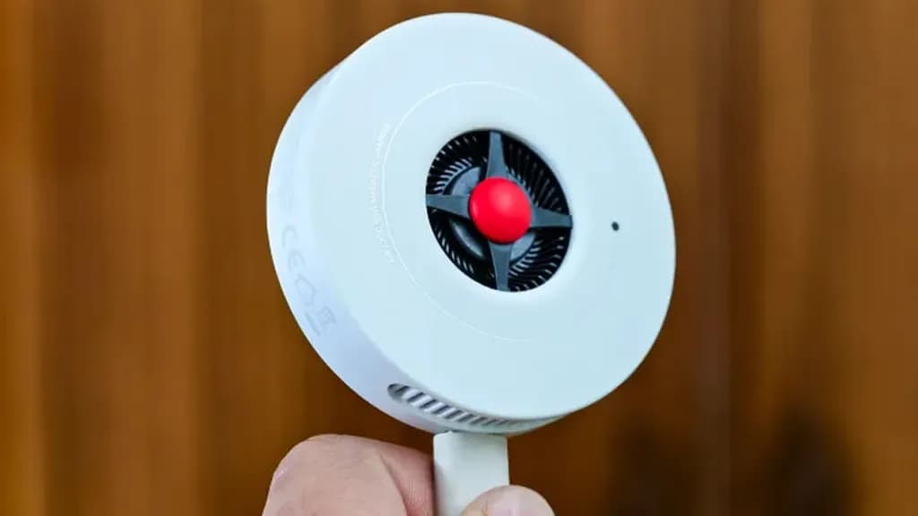 OnePlus AirVOOC magnetic wireless charger