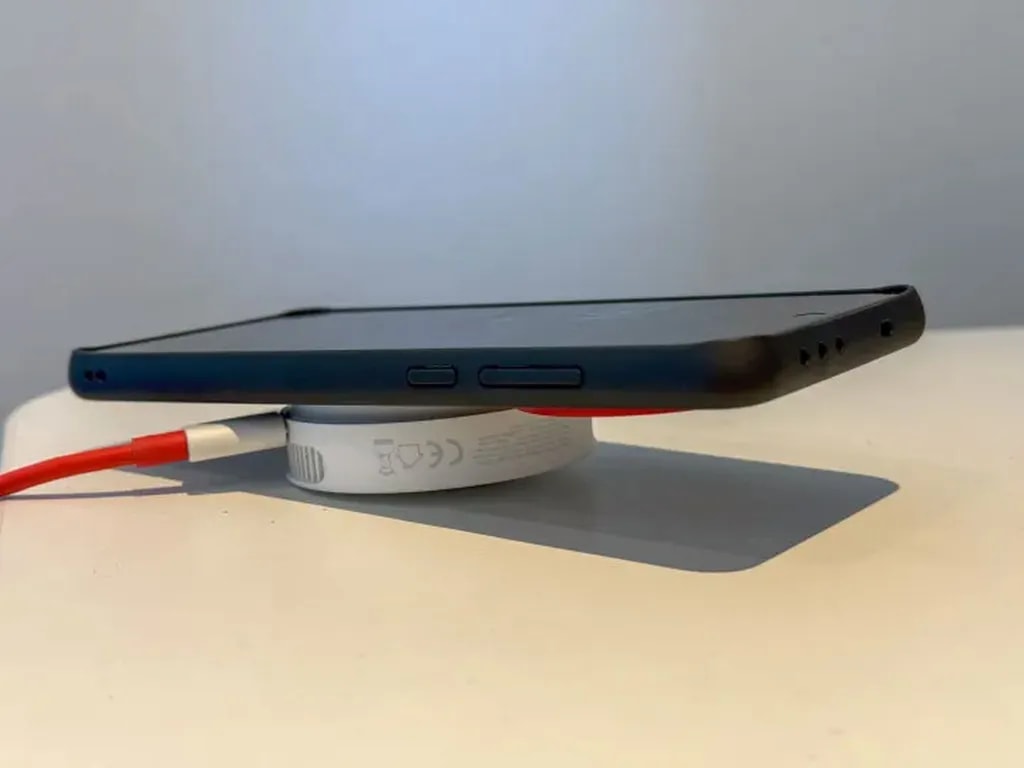 OnePlus AirVOOC magnetic wireless charger