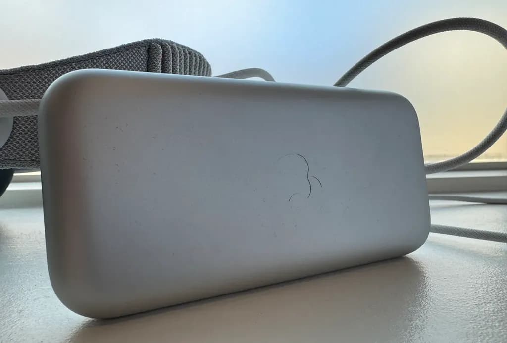 Vision-Pro-battery-pack.jpg.webp