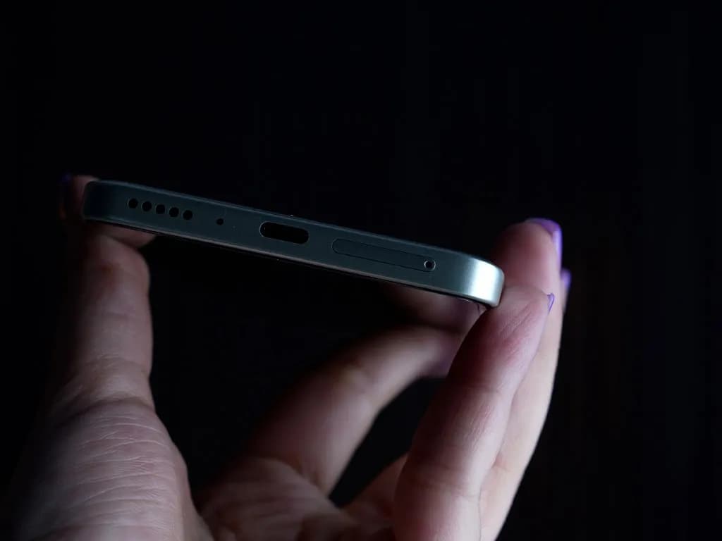 لبه پایینی گوشی پوکو ام ۷ پرو