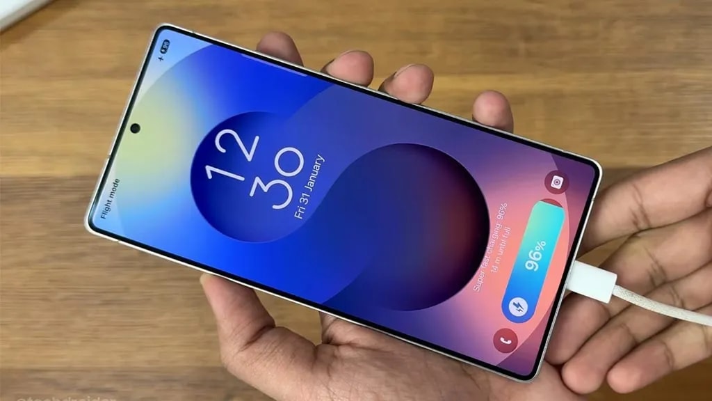 گلکسی اس ۲۵ اولترا در حال شارژ