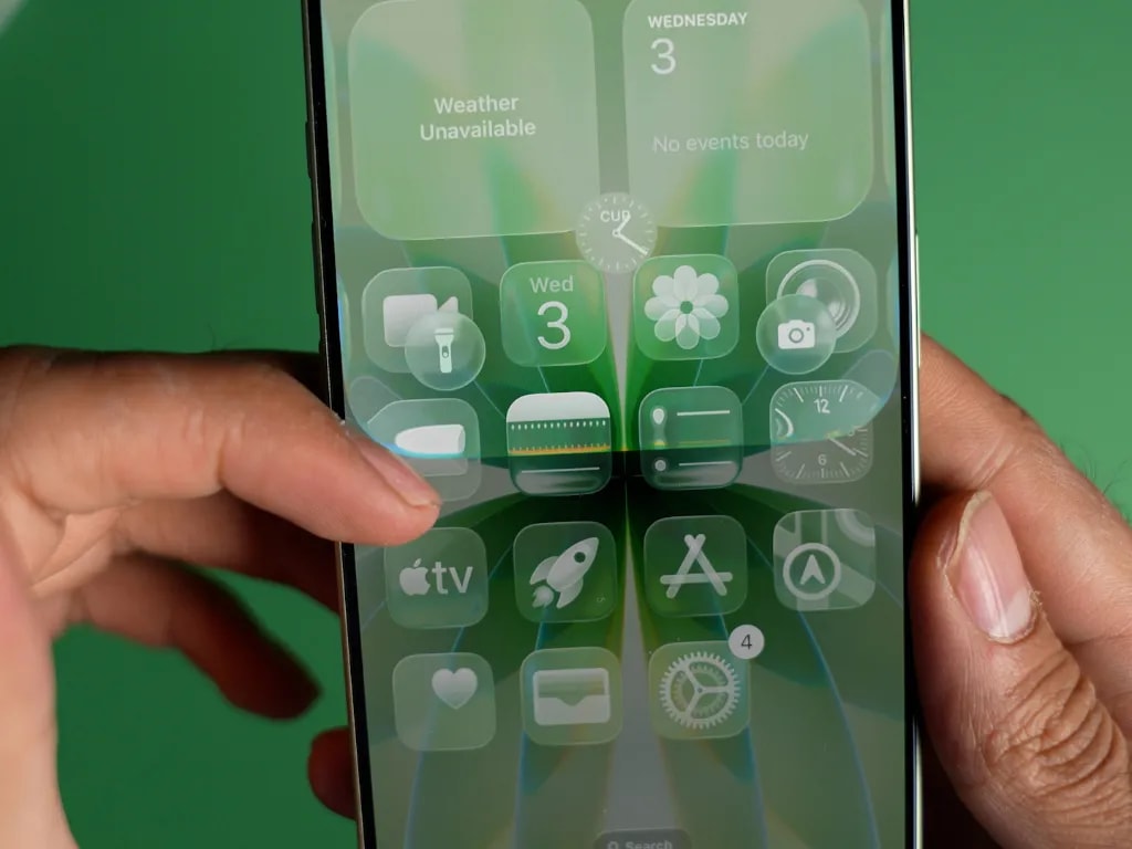 لیکویید گلس روی iPhone 17