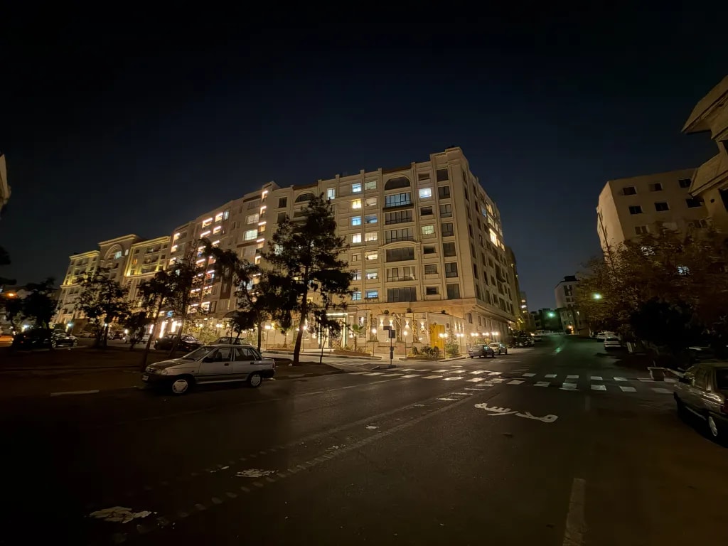 نمونه گرفته شده با دوربین اصلی در شب آیفون ۱۷