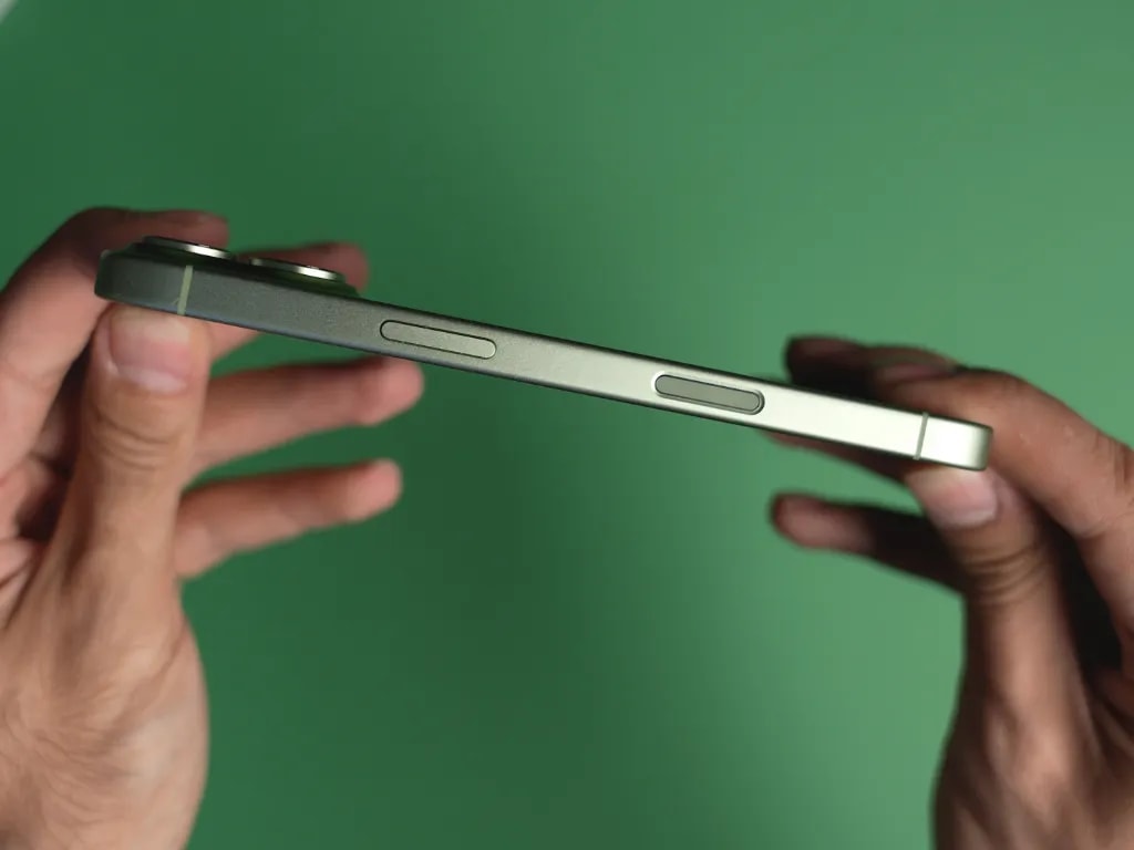 لبه راست آیفون ۱۷ اپل