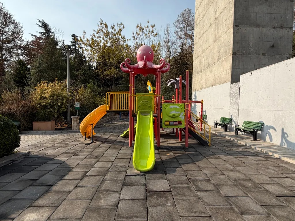 دوربین اولتراواید گوشی آیفون ۱۷ در نور روز