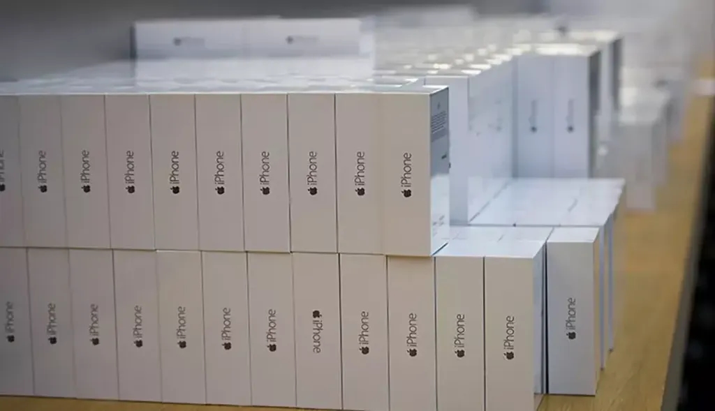 تعیین تکلیف واردات مسافری؛ عرضه آیفون قاچاق کنترل میشود؟