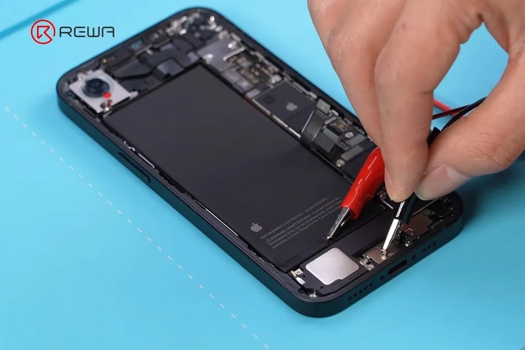 کالبد شکافی آیفون 16e قدرت پنهان بیشتری را آشکار میکند