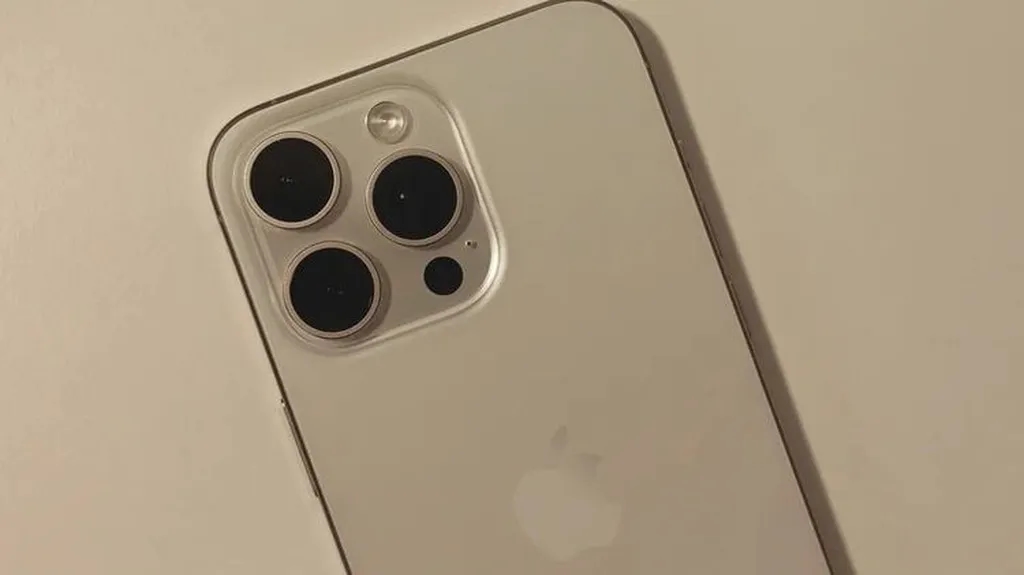 حفره کوچک کنار لنزهای دوربین آیفون چه کاربردی دارد؟