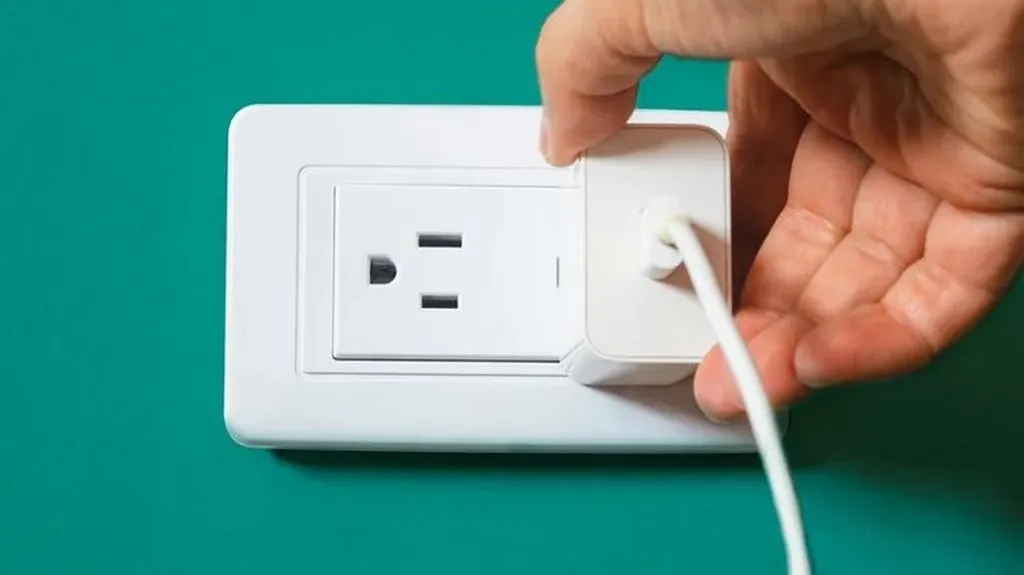 آیا داغ شدن شارژر گوشی پدیدهای طبیعی است؟