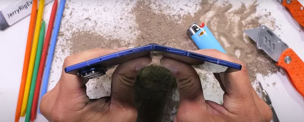 مقاومت بدنه گلکسی زد فولد ۷ سامسونگ