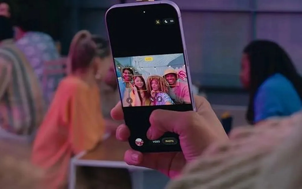 چگونه از قابلیت سنتر استیج در دوربین سلفی آیفون 17 استفاده کنیم؟