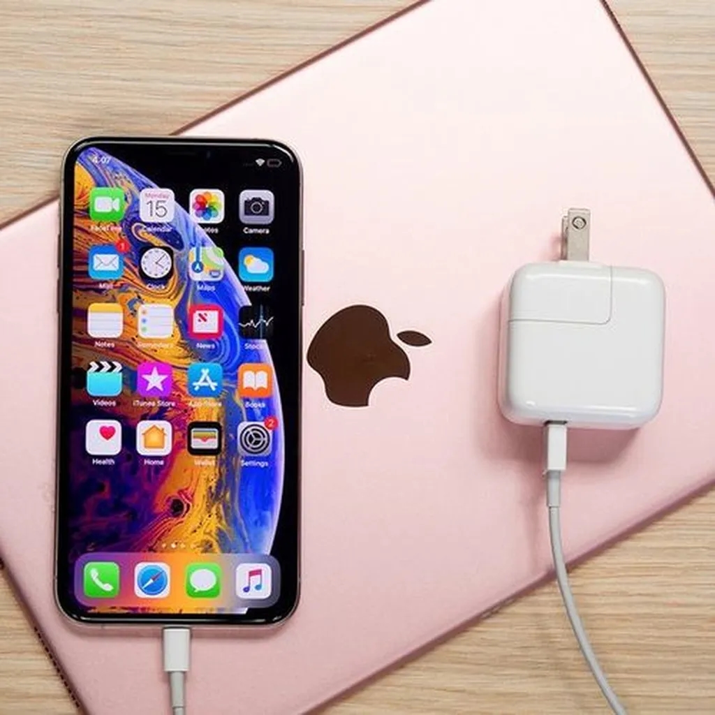 آیا میتوان با شارژر مکبوک، گوشی آیفون را شارژ کرد؟