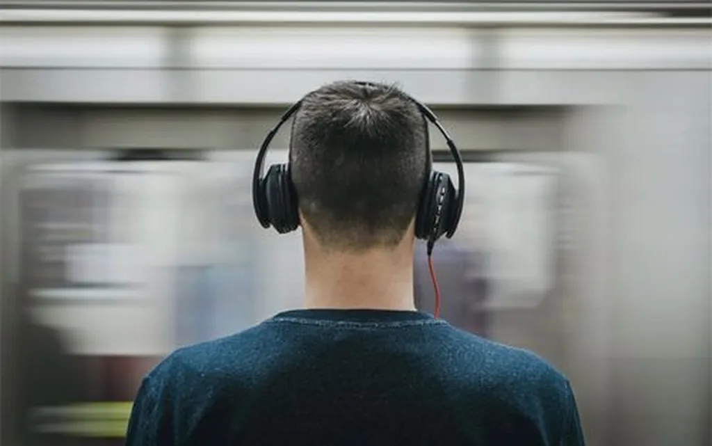 قابلیت نویز کنسلینگ هدفون؛ جادویی که دنیای اطراف را به سکوت میکشاند!