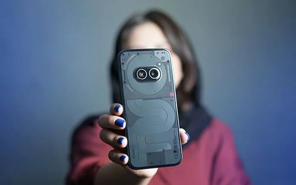 نقد و بررسی ویدیویی گوشی ناتینگ Phone 2a؛ میانردهای زیبا