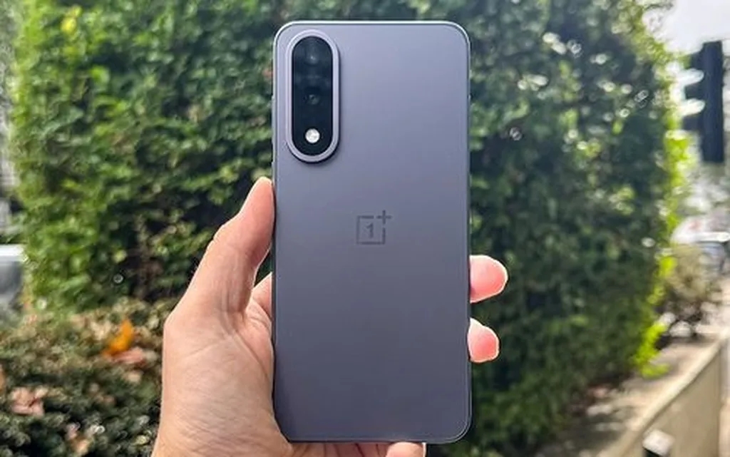 وان پلاس دست پر میآید؛ یک گوشی اقتصادی با باتری غولپیکر در راه است!