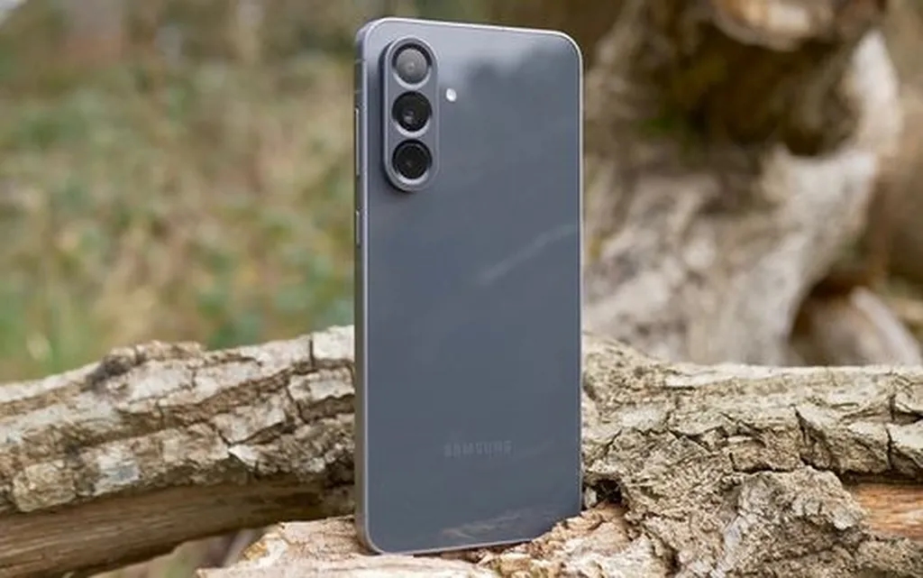 پرچمدارها را فراموش کنید؛ ۲۰۲۵ سال گوشیهای میانرده اندرویدی است!