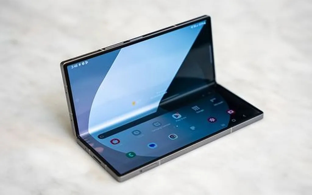 تصویر واقعی بدنه باریک گلکسی زد فولد 7 را نشان میدهد