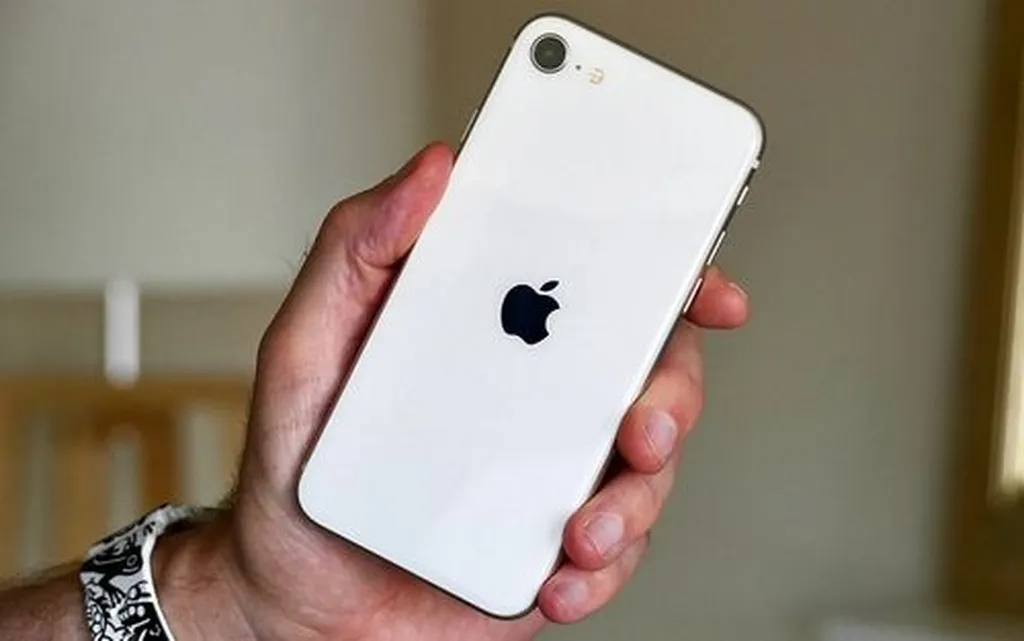 تصویر قاب آیفون SE 4 برخی از ویژگیهای آن را مشخص میکند