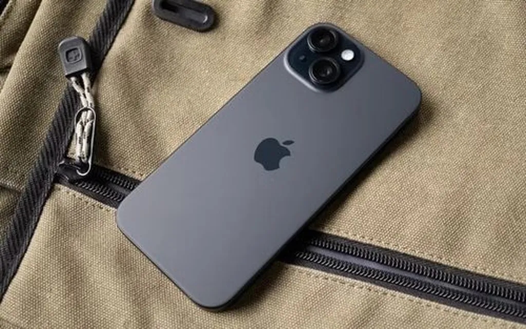 آیا خرید آیفون 15 در سال 2025 منطقی است؟