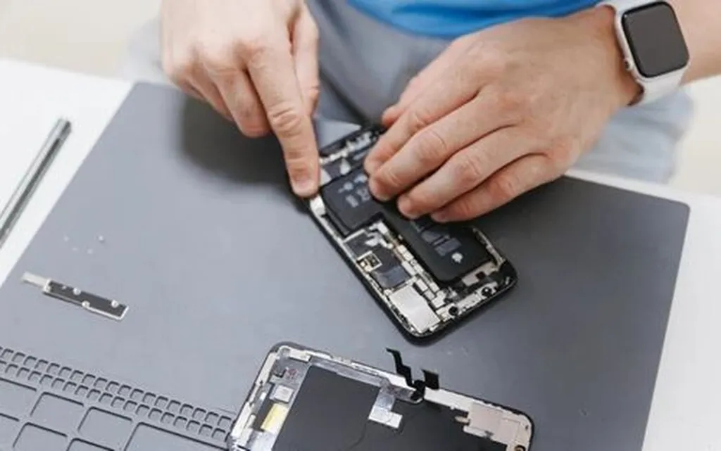 چرا نباید باتری آیفون را با یک باتری متفرقه تعویض کنید؟ ۱۰ دلیل قانعکننده