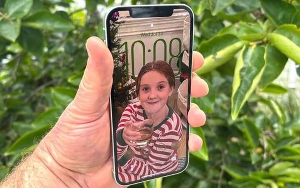 چگونه در آیفون صفحه قفل فضایی بسازیم؟