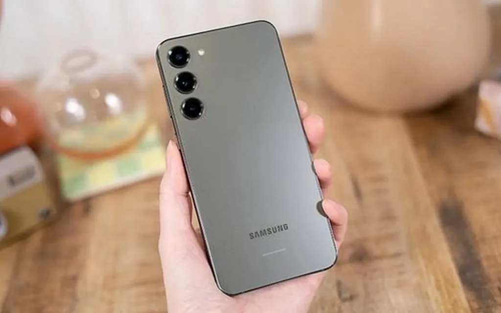 آپدیت One UI 7 ظاهراً باعث تخلیه سریع باتری سری گلکسی S23 میشود