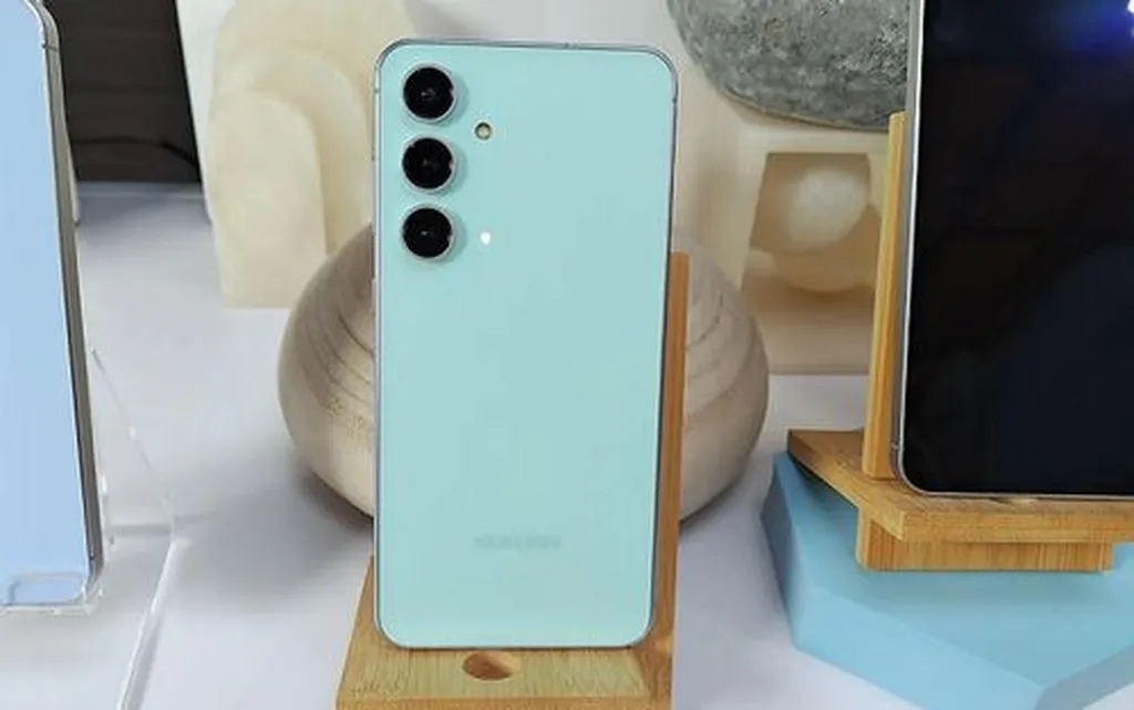 تصویر فاششده رنگبندی گلکسی S25 FE را نشان میدهد