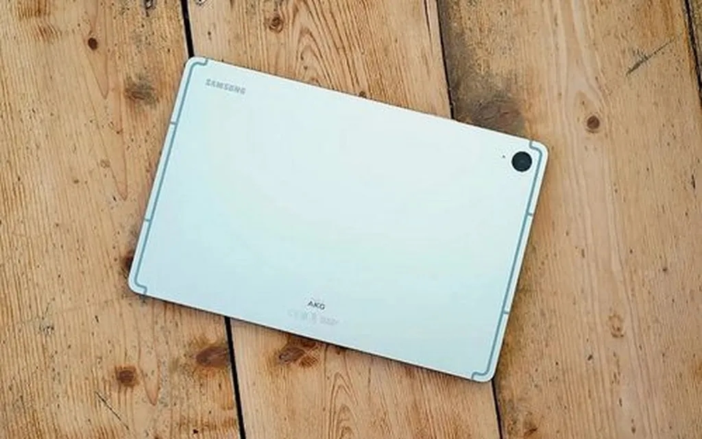 تصویری تبلیغاتی مشخصات فنی سری گلکسی Tab S10 FE را تایید میکند