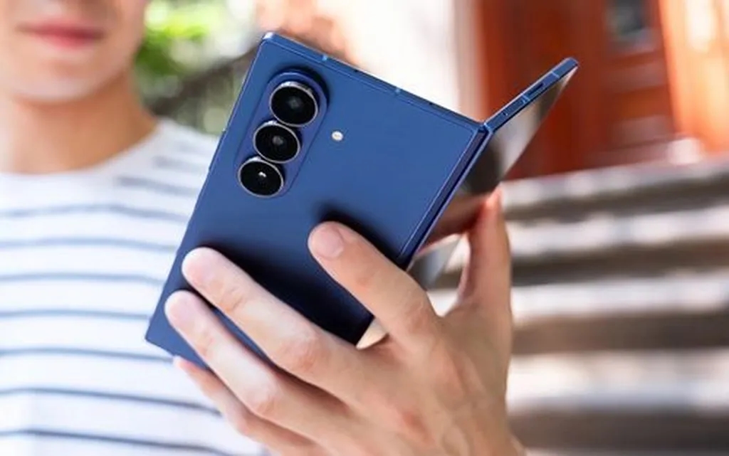 گلکسی زد فولد 7 از یک ایراد طراحی عجیب رنج میبرد!