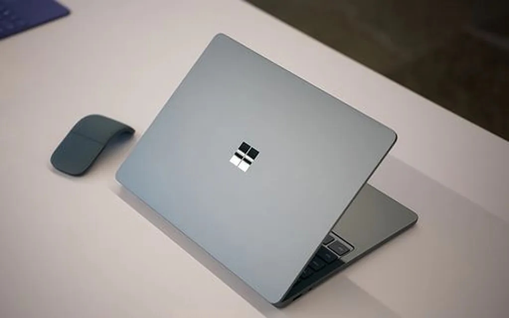 سرفیس لپتاپ ۱۳ اینچی با قیمت ۸۹۹ دلاری معرفی شد