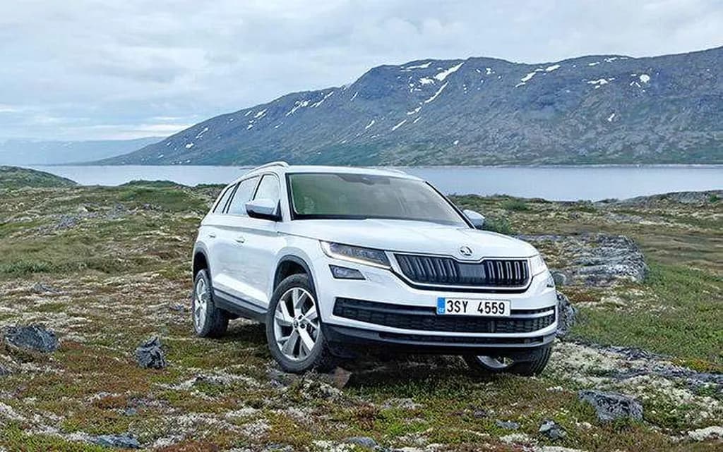 Kodiaq : اصل ماجرا اینجاست! کودیاک ،که برای نخستینبار هفته گذشته در پاریس رونمایی شد، هم نخستین شاسیبلند اشکوداست و هم نخستین خودروی این برند است که 7 صندلی دارد. انجین بنزینی کودیاک تنها 1.4 لیتری توربوی و 2.0 لیتری توربوست. حداکثر سرعت این خودرو 190 تا 206 کیلومتر برساعت است. کودیاک در صورت ورود به بازار ایران باید با هیوندای سانتافه و کیا سورنتو رقابت کند. کودیاک در انگلیس حدود 22 تا 35 هزار پوند قیمت دارد.