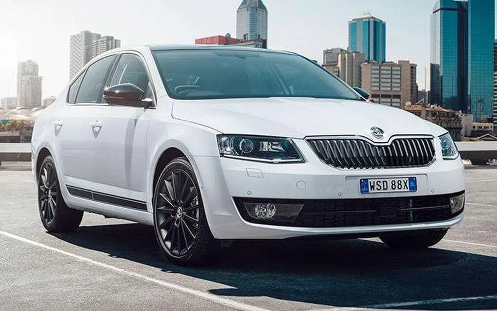 Octavia :  دومین سدان اشکودا، اوکتاویا نام دارد. اوکتاویا بیشترین تنوع انجینها را دارد چراکه هم با 1.0 لیتری TSI، هم با 1.2 لیتری توربوی TSI ، هم با  1.4 لیتری توربوی TSI و هم با 1.8 لیتری توربوی TSI باقدرت 177 اسب ، مصرف 6.4 لیتر و حداکثر سرعت 230 کیلومتر برساعت عرضه میشود. از میان این چهار انجین تنها نسخه 1.8 لیتری آن سیستم چهارچرخ محرک سفارشی دارد. اوکتاویا در صورت ورود به ایران باید با مزدا3، کیا سراتو، تویوتا کرولا و هیوندای النترا رقابت کند. اوکتاویا در اروپا حدود 19 تا 38 هزار یورو قیمت دارد.