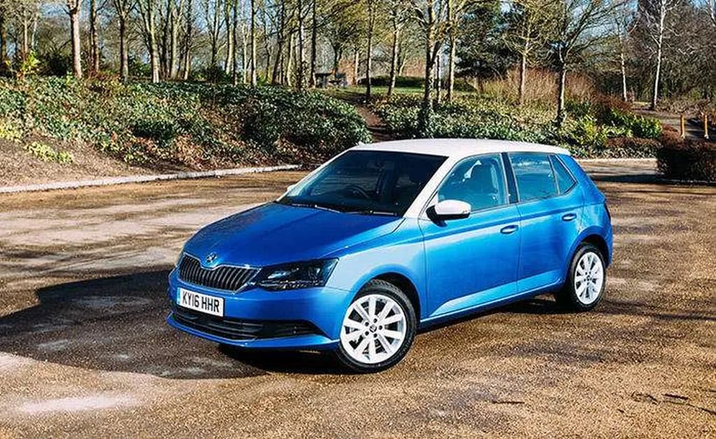 Fabia : دومین هاچبک اشکودا ، فابیاست. فابیا نیز همان انجین 1.0 لیتری MPI سیتیگو را در سینه دارد ولی علاوهبر آن با انجین 1.2 لیتری  توربوی TSI هم قابل سفارش است که با دو قدرت 90 و 108 اسببخار عرضه میشود. انجین توربوی فابیا که سه گیربکس 5 سرعته دستی، 6 سرعته دستی و 7 سرعته اتومات دارد،  دارای مصرف ترکیبی 4.7 لیتر است. فابیا همچنین یک نسخه استیشن با نام Fabia Combi دارد. اشکودا فابیا در صورت ورود به بازار ایران باید با کیا ریو هاچبک، تویوتا یاریس هاچبک و مهمتر از همه با هیوندای i30 رقابت کند. فابیا در اروپا حدود 14 تا 22 هزار یورو قیمت دارد.