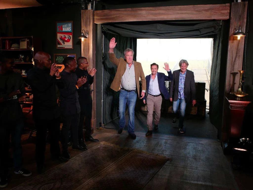 جرمی با همان ظاهر همیشگیاش در استودیو حاضر شده. جیمز نیز هرچند از پوشیدن لباس رسمی متنفر است ولی برای شروع قسمت اول مجبور به پوشیدن کت شده! ایستادن چند سیاه پوست در ابتدای ورودی نیز ظاهرا برای ادای احترام به ژوهانسیهاست.اگر به سمت چپ ورودی دقت کنید، تابلویی میبینید که روی آن با زبان فرانسوی نوشته شده 24hours du mans که منظور همان مسابقات 24 ساعته لمانز است.