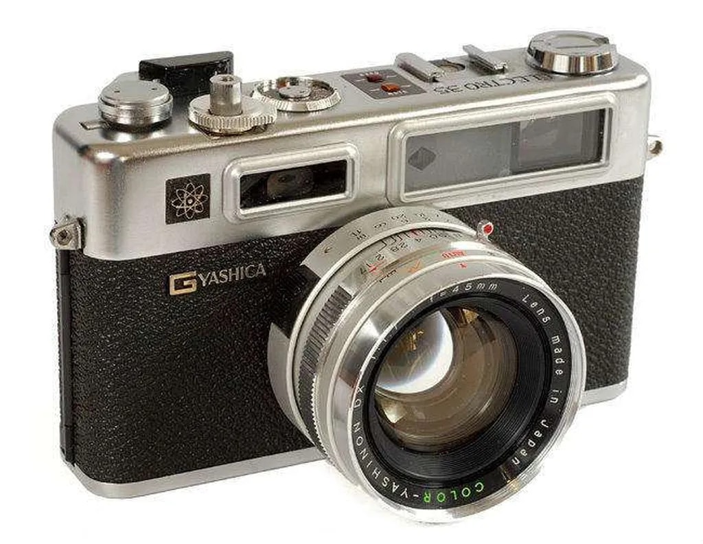 تصویری از دوربین قدیمی و محبوب Yashica Electro 35 که دوربین جدید Y35 اقتباسی دیجیتال و امروزی از آن است.