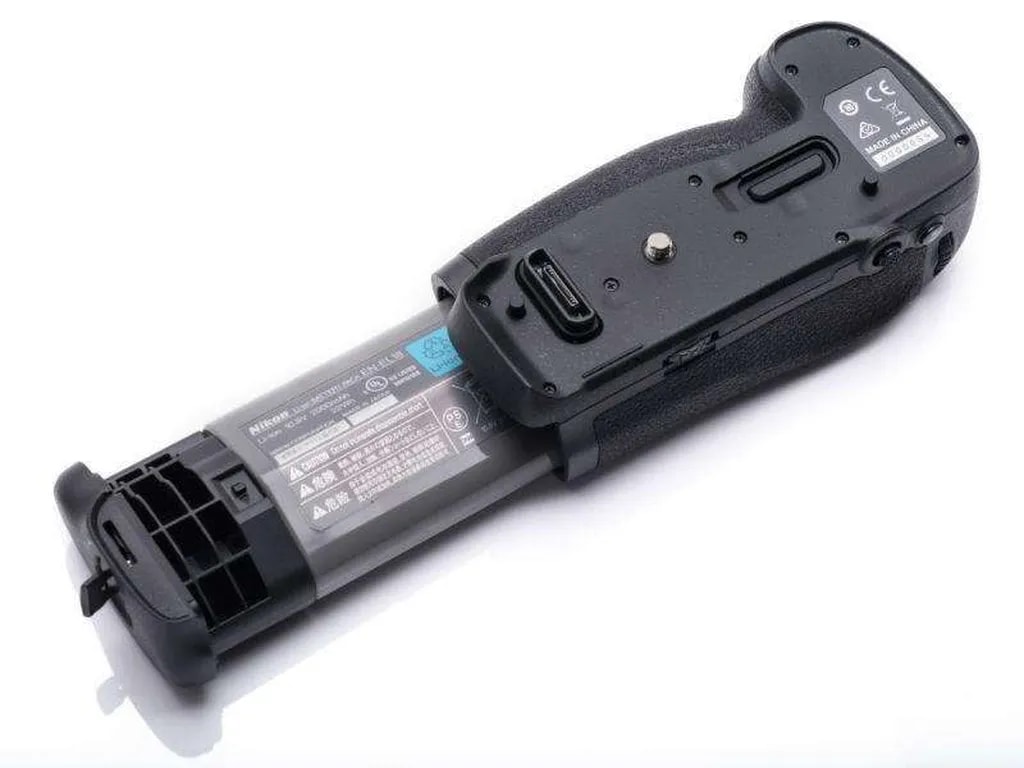 با قرار دادن باتری EN-EL18b داخل گریپ، که هر دو در این تصویر نشان داده شده است، ضمن برخورداری از شارژ بیشتر میتوان نرخ عکاسی پیاپی را نیز از 7 فریم به 9 فریم در ثانیه افزایش داد.