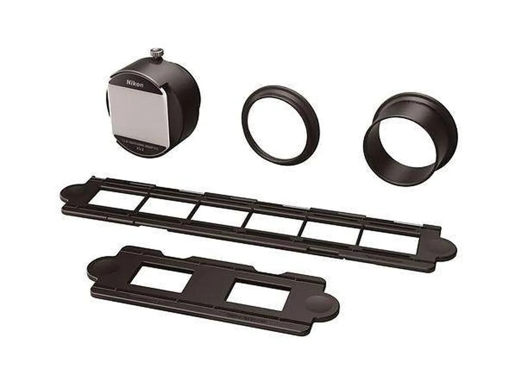 از بالا به پایین: آداپتور جدید ES-2 و حلقههای رابط؛ قاب نگهدارنده فیلم 35 میلیمتری؛ قاب نگهدارنده اسلاید