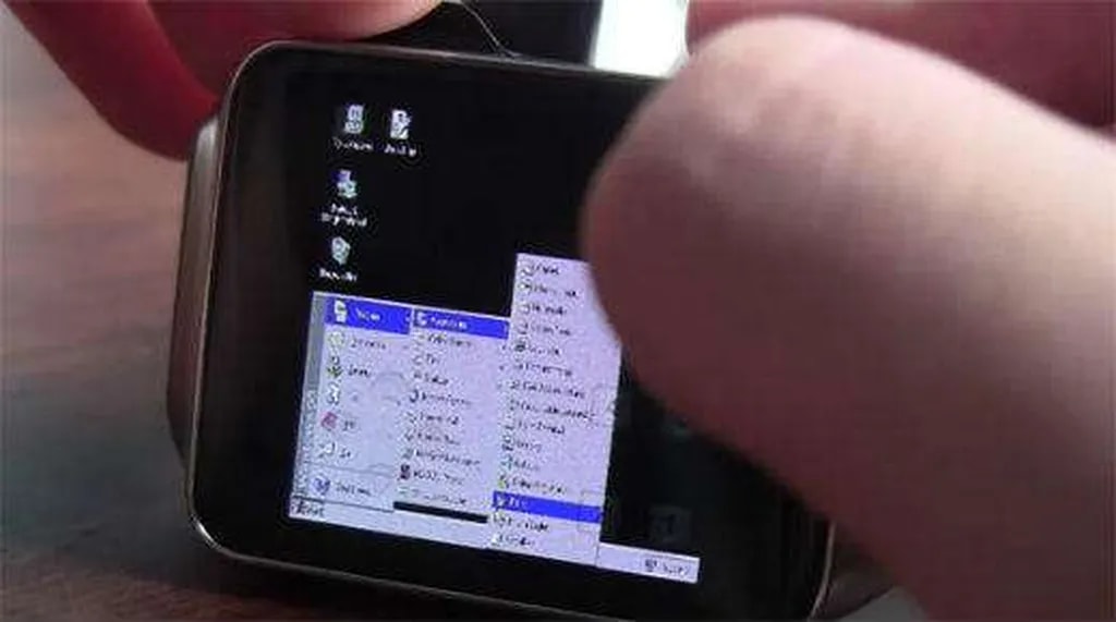 در سال 2014 شخصی به نام کوربین داوِنپورت توانست ویندوز 95 را روی ساعت هوشمند Samsung Gear Live بالا بیاورد.