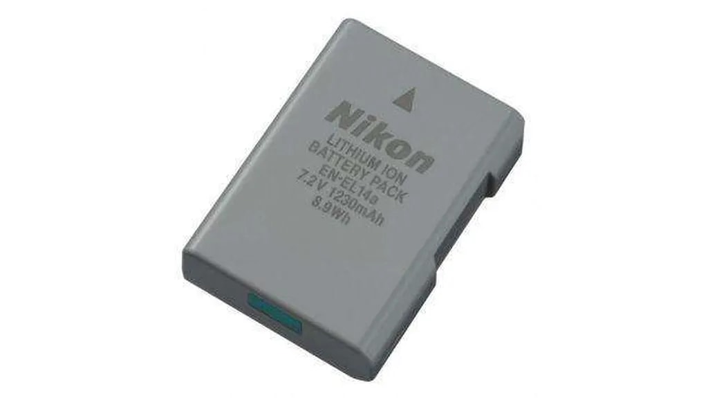 هم دوربین جدید D3500 و هم دوربین پیشین یعنی D3400 از باتری یون لیتیوم EN-EL14a بهره میبرند، اما دوربین جدید، ظرفیت باتری را به 1550 عکس پس از هر بار شارژ افزایش داده است.